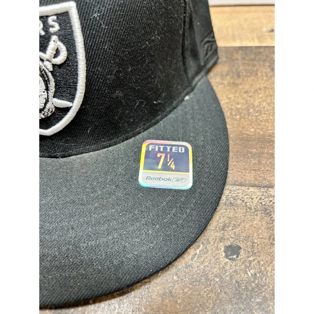 Reebok Las Vegas Raiders NFL Fitted‎ Baseball Cap Size 7 1/4 Black White
